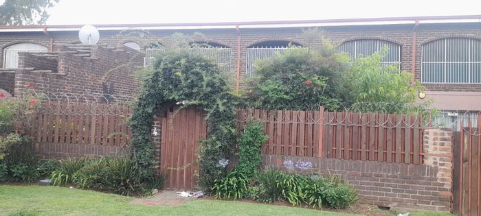 Townhouse For Sale in Meyerton Central: 2 beds, garage, private garden, pet-friendly.