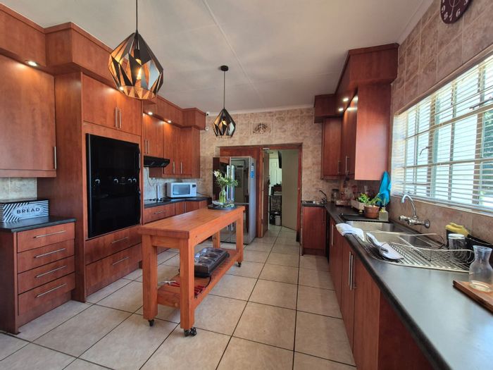 For Sale: Guest House in Deneysville Central with pool, bar, and multiple guest rooms.