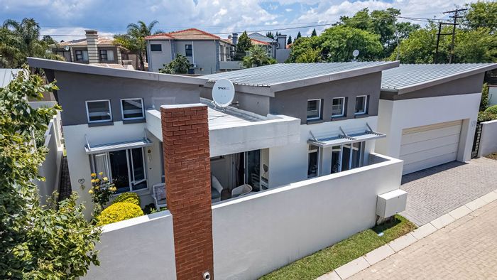 Broadacres Townhouse For Sale: Spacious garden, open-plan living, retirement village amenities.