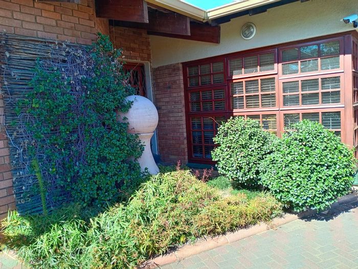 House To Rent in Secunda Central: 4 bedrooms, pool, bar, and ample parking.
