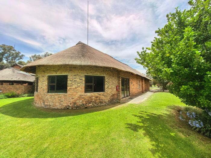 Vaalview House For Sale: 3 Bedrooms, boathouse, communal pool, river access.