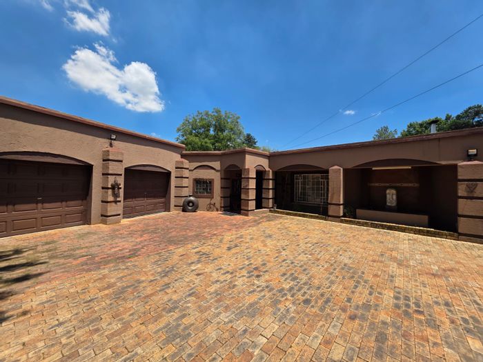 For Sale: House in Sasolburg Ext 4 with 3 bedrooms, pool, and entertainment area.