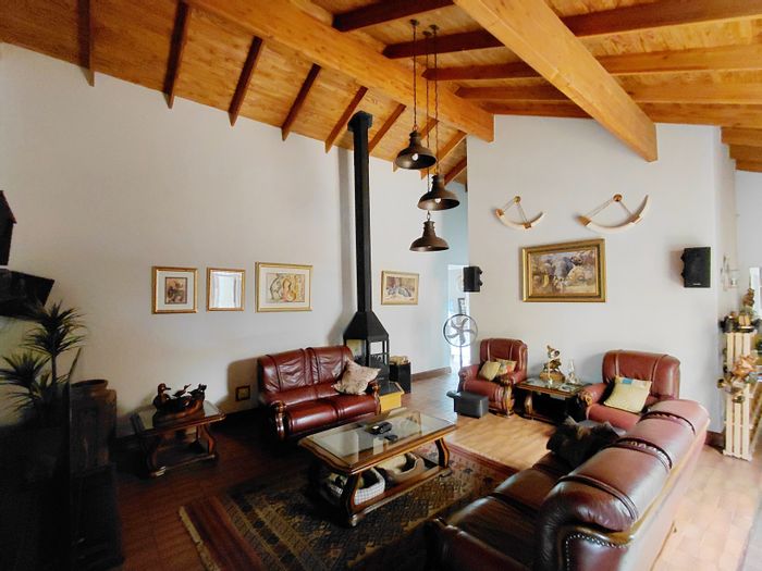 Bendor House For Sale: 5 bedrooms, pool, braai room, and spacious living areas.