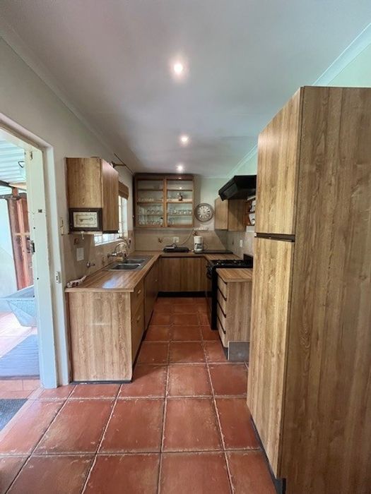 Bromhof Cottage To Rent: 2 beds, garden, patio, parking, pet-friendly.