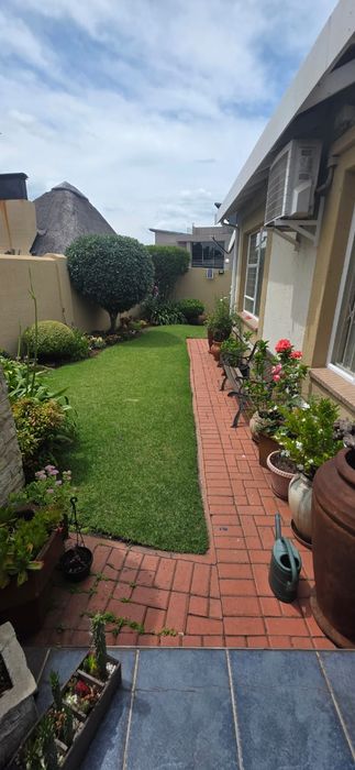 For Sale: Spacious 3-Bedroom Townhouse in Vanderbijlpark Se 3 with Lapa and Garages.