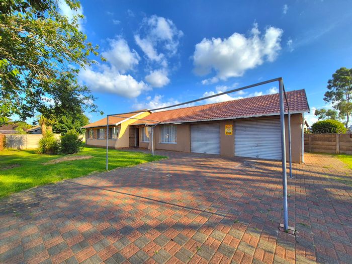 House To Rent in Brakpan North: 3 bedrooms, open plan living, double garage.