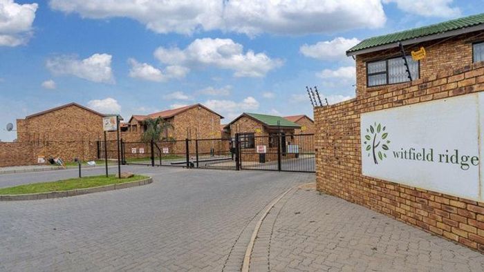 2-Bedroom Flat in Witfield To Rent, includes covered parking and shower.