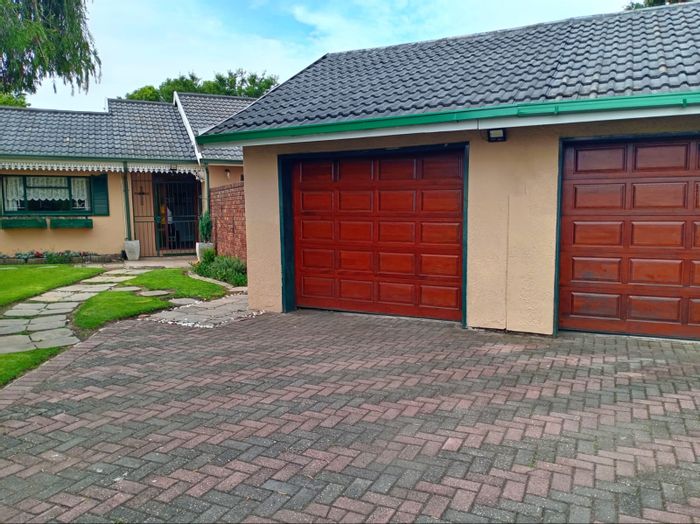 For Sale: Spacious Secunda Central house with 3 bedrooms, study, and entertainment room.