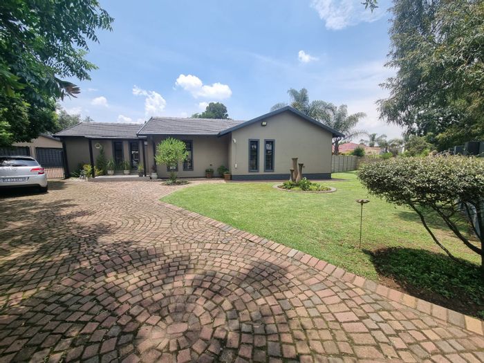 Freeway Park House For Sale: Open-plan living, outdoor spaces, security features.