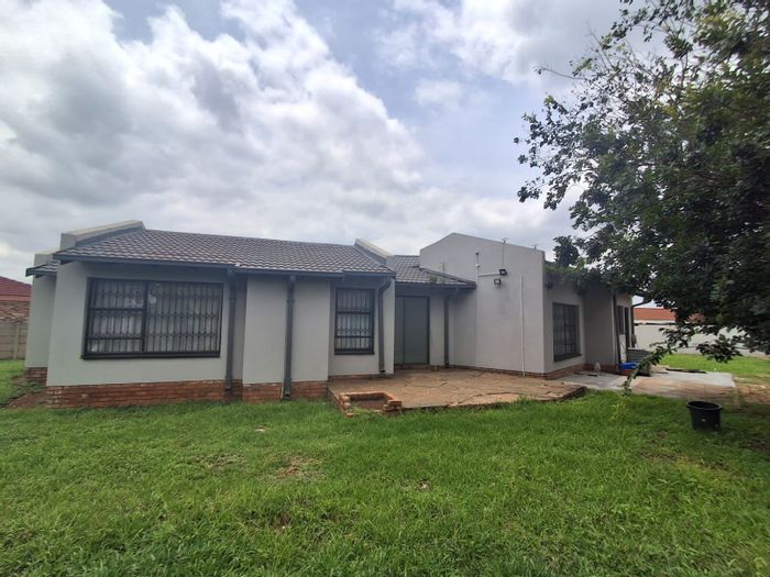 For Sale: Spacious 4-Bedroom House in Meyerton Park with Pool and Double Garage.