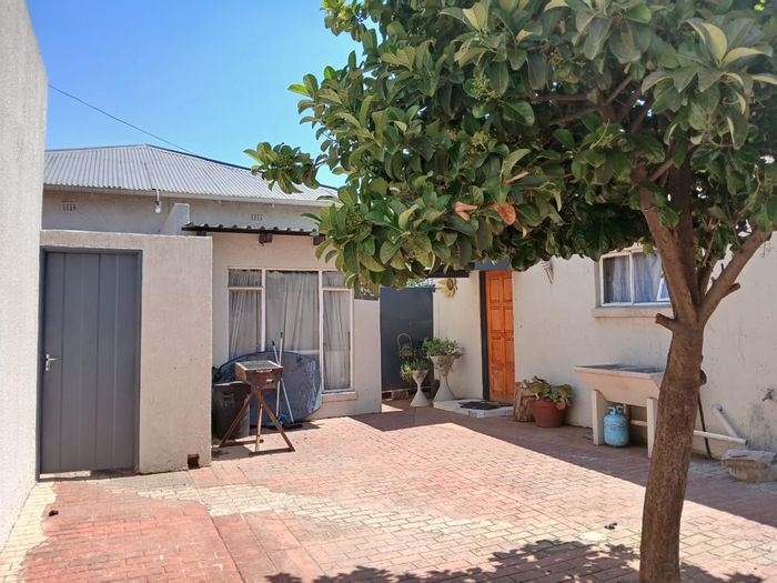 Brenthurst Cottage To Rent: 1-bedroom, private garden, secure parking, close to amenities.