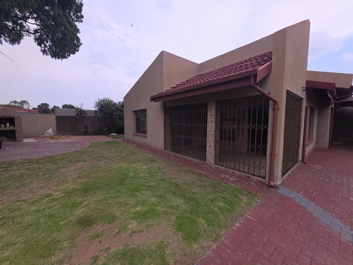 To Rent: 3-Bedroom House in Sasolburg Ext 2 with spacious lounge and dining.