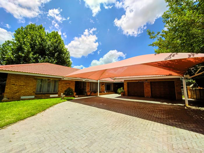 Roodia House For Sale: Open plan living, 3 beds, 2 baths, plus 2 flats.