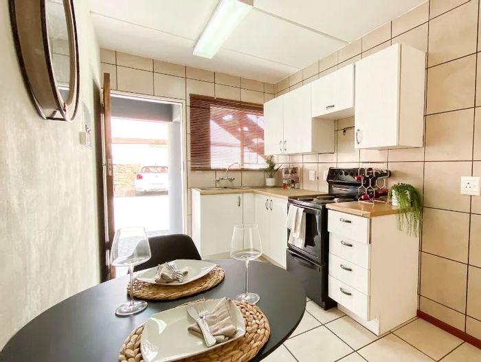 For Sale: Apartment in Comet with 24-hour security, prepaid electricity, and secure parking.