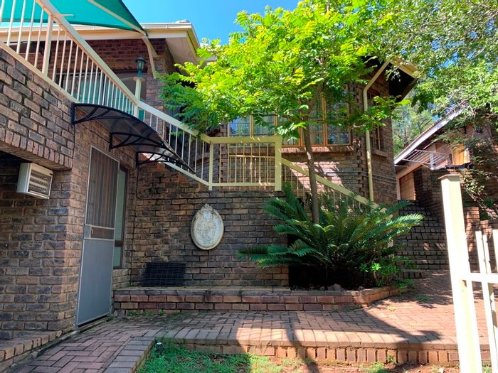 For Sale: Spacious Kranspoort house with flatlet, pool, and bushveld views.