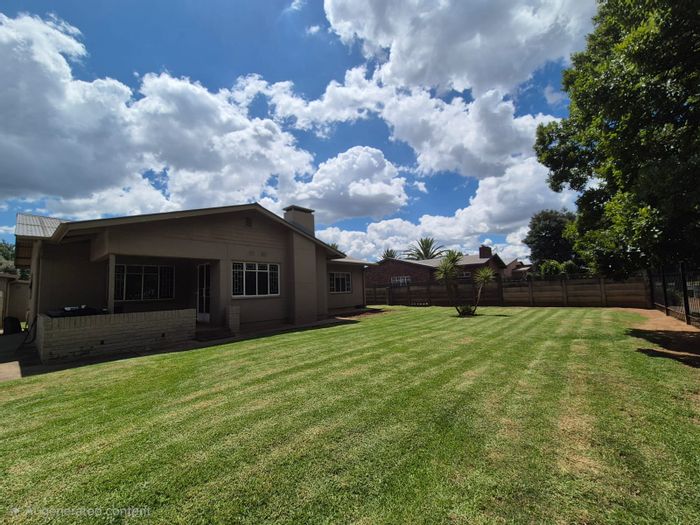 For Sale: House in Vanderbijlpark Sw 1 with 3 bedrooms, spacious yard, garage.