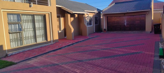 For Sale: House in Ormonde with 3 bedrooms, double garage, and security system.