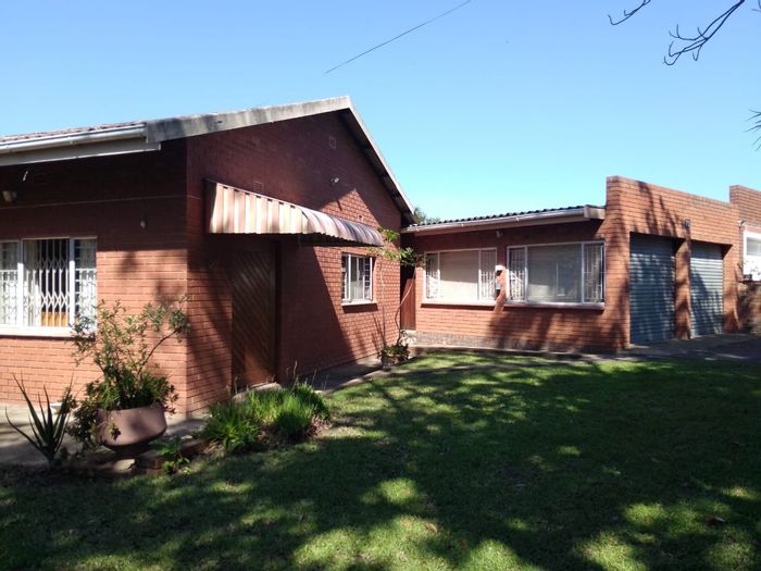 For Sale: House in Mandeni Central with 4 bedrooms, flatlet, and ample parking.