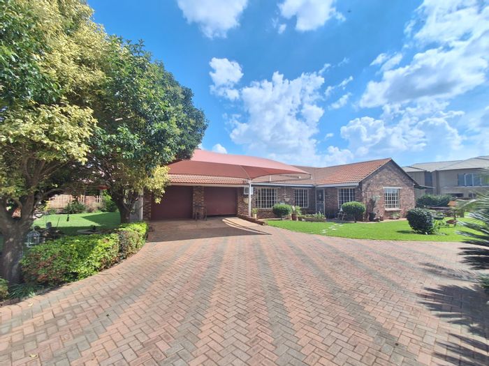 Riversdale House For Sale: 2 beds, 2 baths, open plan, pet-friendly garden.