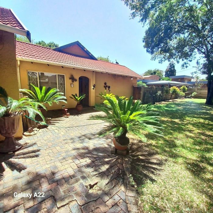 House To Rent in Sasolburg Ext 11: 3 Bedrooms, pool, braai, double garages.