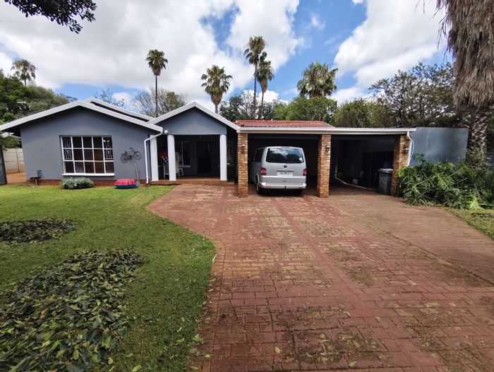 Doornpoort House For Sale: 3 Bedrooms, Pool, Borehole, Double Garage, Versatile Layout.