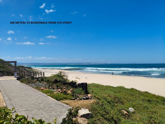 For Sale: 3-Bedroom Apartment in Jeffreys Bay Central with Balcony and Parking.