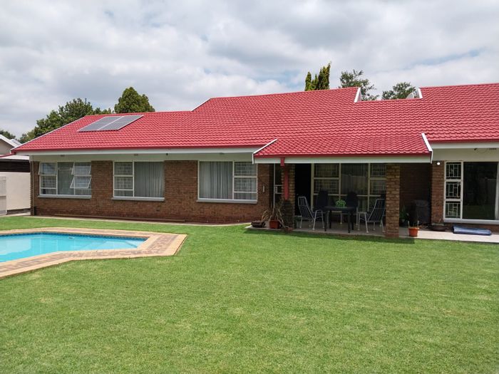 Vanderbijlpark SE 2 House For Sale: Pool, security features, spacious living areas.