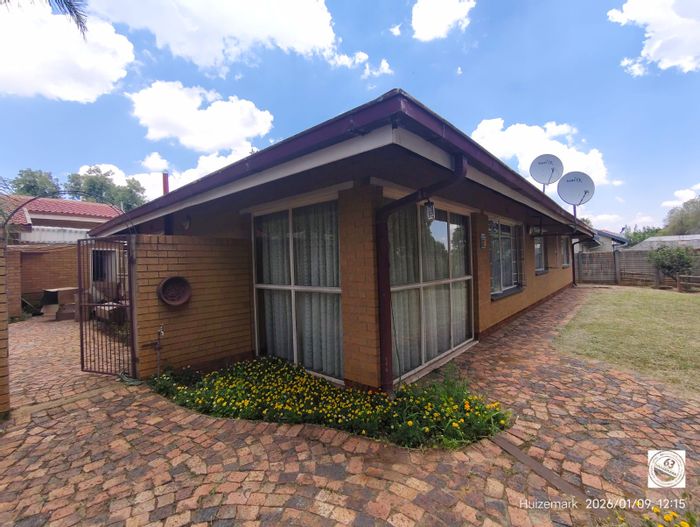 Vaalpark House For Sale: 3 Bedrooms, Flatlet, Spacious Yard, Close to Amenities.