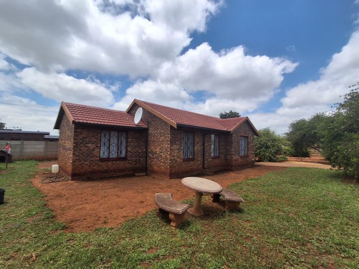 For Sale: Meyerton Park House with 3 Bedrooms, 2 Bathrooms, and Large Garden.