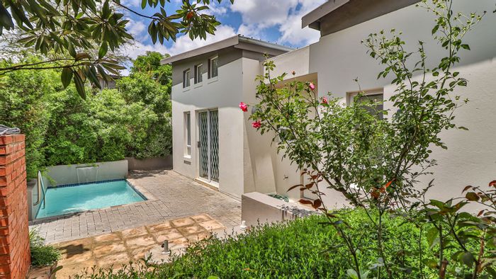 Broadacres Townhouse For Sale: Access to pool, gym, restaurant, and wetlands.