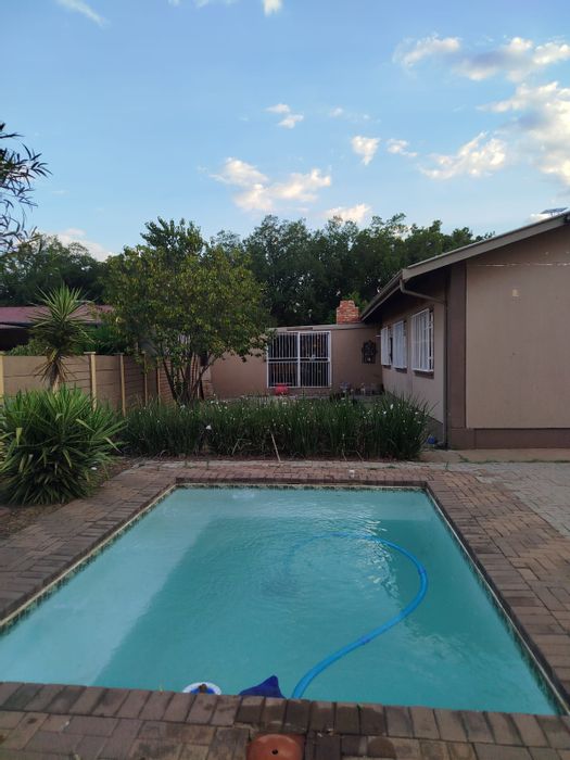 Vanderbijlpark SE 1 House For Sale: Pool, Boma, Bachelor Flat, Spacious Bedrooms.