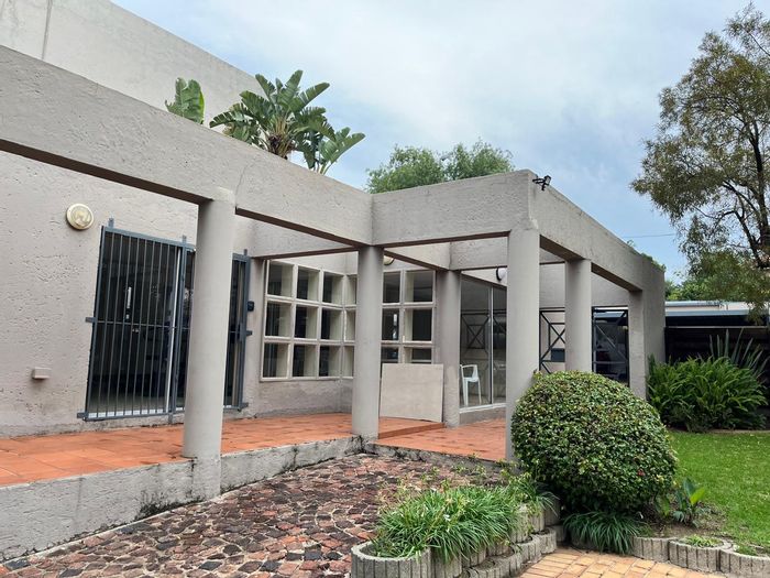 For Sale: Flat in Ferndale with garden, pool, gym, and secure access.