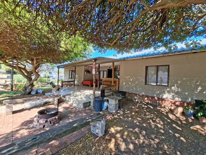 Hartenbos Central House For Sale: 6 bedrooms, splash pool, near beach and amenities.