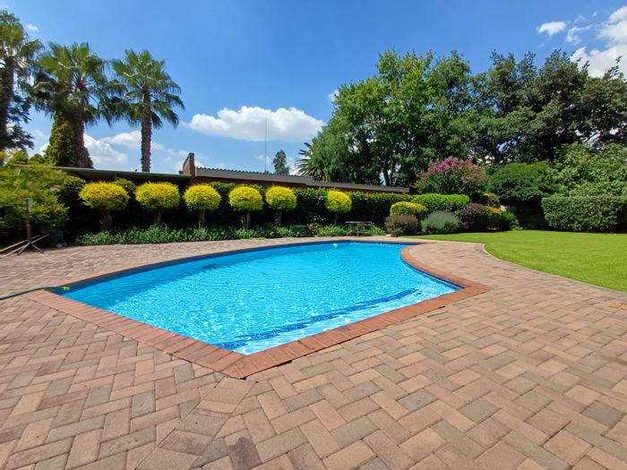 For Sale: House in Vanderbijlpark SE 2 with pool, study, and ample parking.