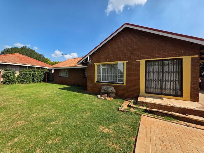Vaalpark House For Sale: 3 Bedrooms, study, double garage, spacious living areas.