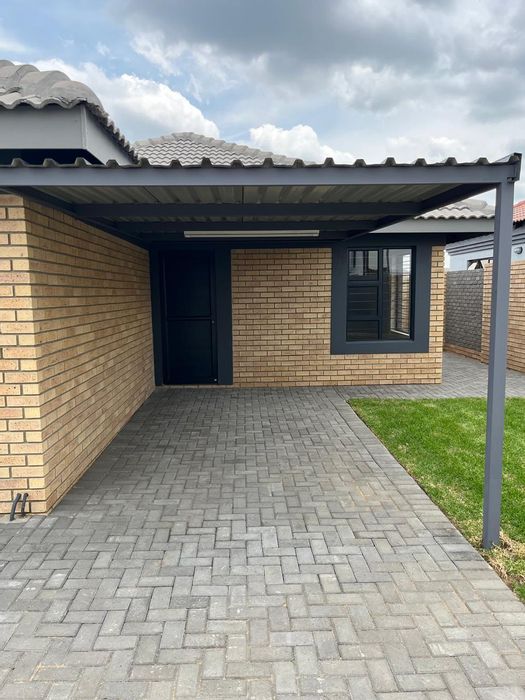 2-Bedroom House To Rent in Secunda Central with garden, garage, and backup utilities.