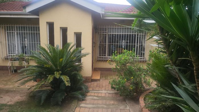 For Sale: 4-Bedroom House in Selcourt with Pool, Garden, and Double Garages.