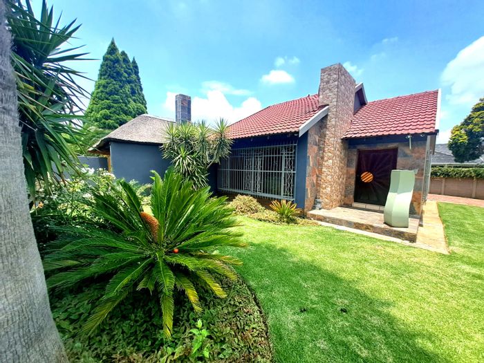 Risiville House For Sale: 3 Bedrooms, Pool, Entertainment Area, Double Garages.