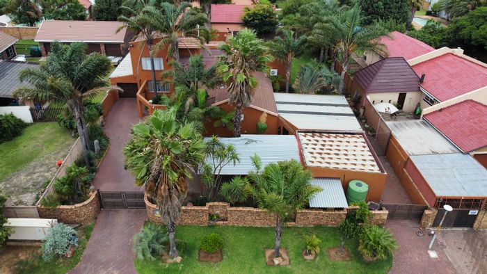 Die Heuwel House For Sale: 6 bedrooms, heated pool, ample parking, security features.