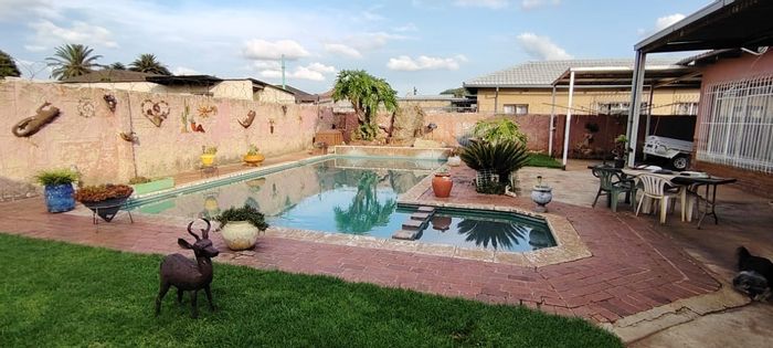 For Sale: House in Brenthurst with pool, flatlet, and spacious living areas.