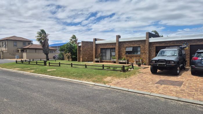 3-Bedroom House To Rent in West Riding with large garden and garage.