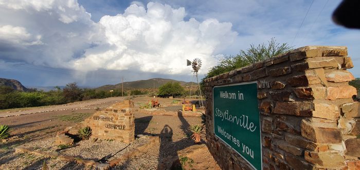 For Sale: Versatile house in Steytlerville Central with income potential and ample space.