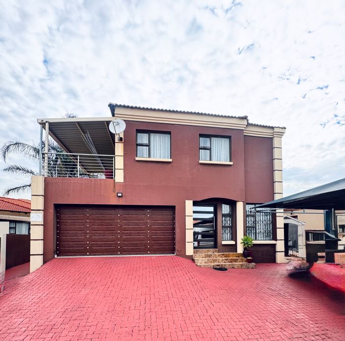 5-Bedroom House in Reyno Ridge For Sale: Secure estate, spacious yard, double garage.