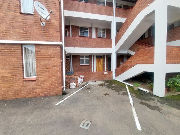 Bisley Apartment For Sale: 2 beds, secure parking, close to amenities.