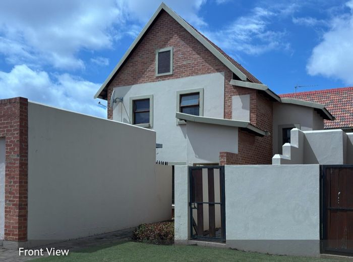 For Sale: Townhouse in Montana Tuine with 3 bedrooms, 2 bathrooms, and secure estate.