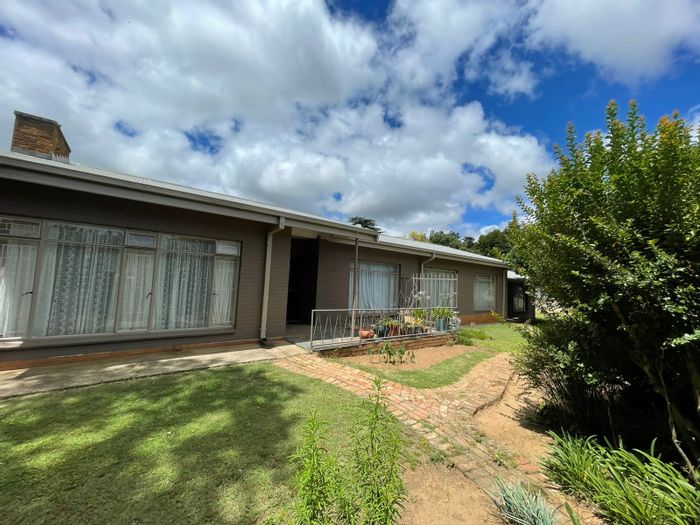 For Sale: Spacious 5-bedroom house in Panorama with self-contained flatlet and large garden.