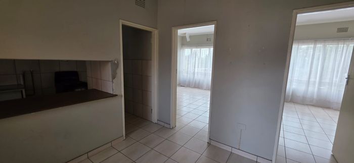 1-Bedroom Flat for Sale in Vanderbijlpark Central with Patio and Covered Parking.