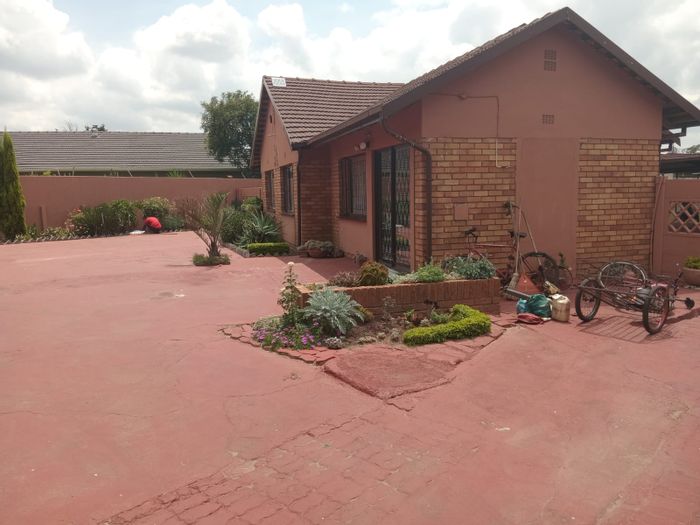 For Sale: House in Van Dyk Park with 3 bedrooms, lapa, and security features.