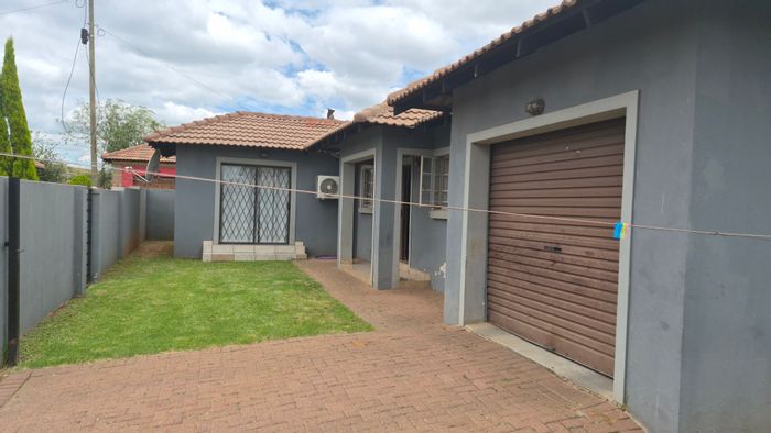 For Sale: House in Hoeveld Park with 3 bedrooms, indoor braai, and garage.