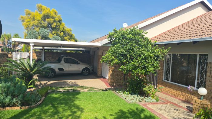 Del Judor Ext 4 House For Sale: 3 bedrooms, solar system, double garages, braai area.